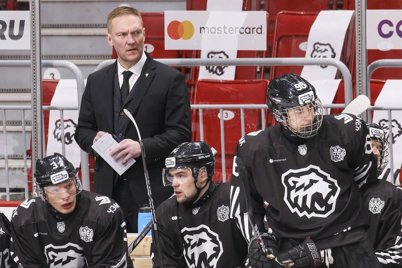 «Барри Троц выдал по англо-русскому словарю и просил каждый день говорить по новому слову». Легенда «Трактора» возглавляет челябинскую молодежку