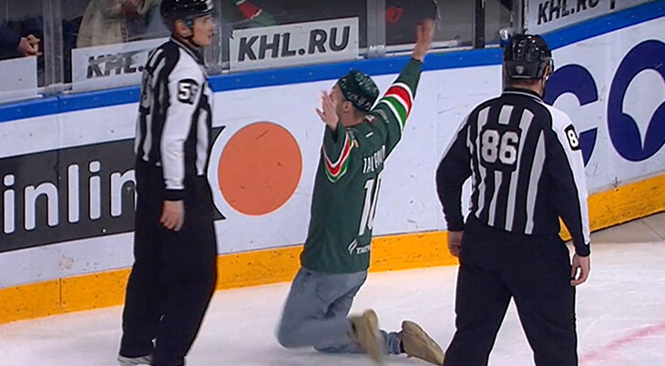 Болельщик выбежал на лед в матче «Ак Барса» и СКА. Как он вообще смог это сделать?