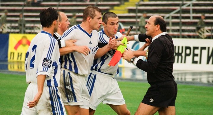 В 1999-м «Ротор» ушел с поля во Владикавказе, протестуя против судейских решений. Волгоградцам присудили поражение 0:3