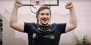 Дахак – средний дотер. Ему бы в теннис, а не в командный спорт