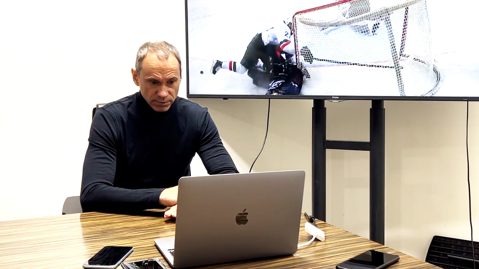 В МХЛ игроку отменили 5+20. Судья мог это сделать по ходу матча − но не посмотрел повтор