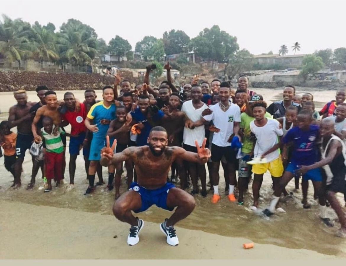 Пока большая часть футболистов чилит в Дубае и теплых странах, Антонио Рюдигер творит добро в Сьерра-Леоне