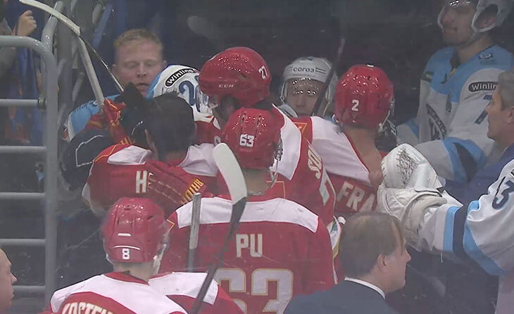 Хоккеисты «Куньлуня» и «Сибири» подрались прямо под трибунами, а тренеры послали друг друга подальше