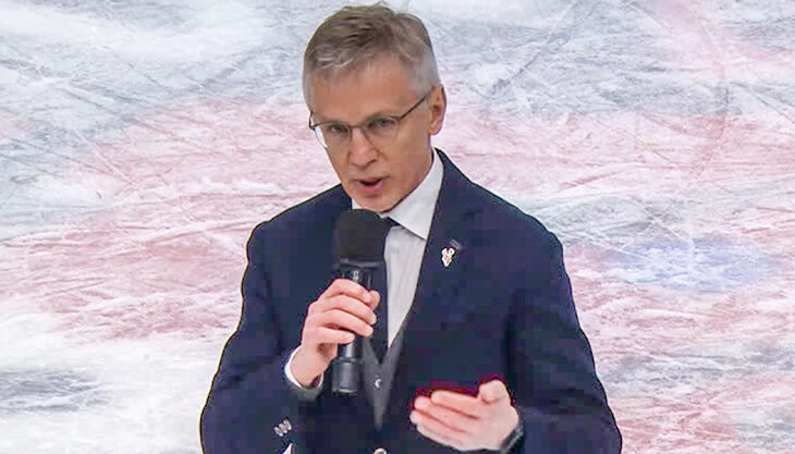 «Мы вернемся, будем еще сильней». Мощная речь Ларионова перед болельщиками сразу после вылета