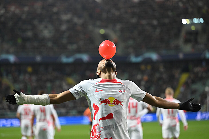 🎈 Фото дня: Нкунку надул красный шарик, чтобы отпраздновать гол в ЛЧ. Обещал маленькому сыну