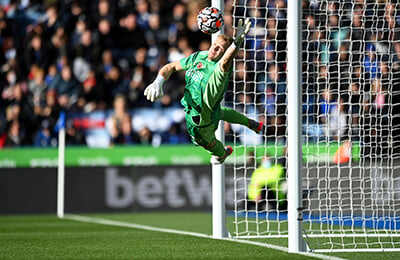 Лестер, Аарон Рэмсдейл, Бернд Лено, Арсенал, Юри Тилеманс, Адемола Лукман, премьер-лига Англия, Джонни Эванс, Джеймс Мэддисон, Петер Шмейхель, Харви Барнс, Брендан Роджерс, Келечи Ихеаначо
