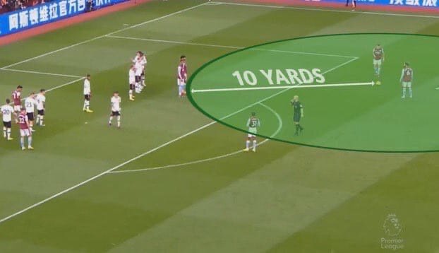 Странная ошибка судьи в матче «МЮ»: слишком далеко отодвинул стенку. С этого штрафного «Вилла» забила победный