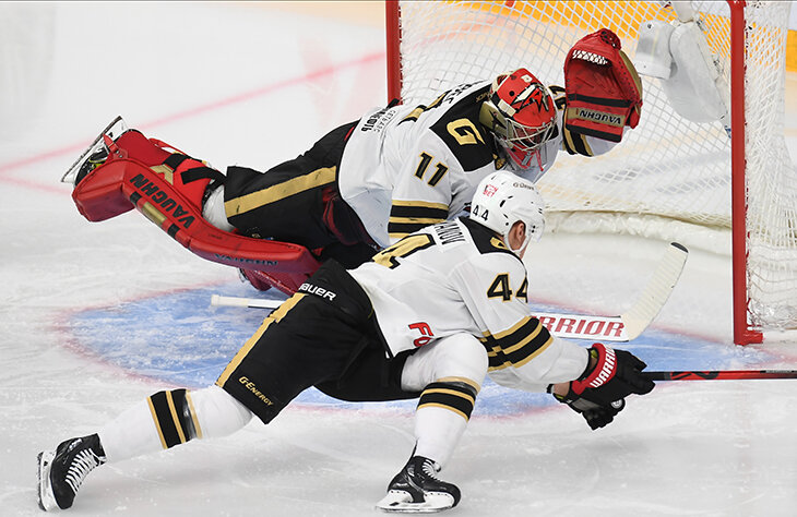 Сумасшедший сэйв Грубеца в матче с «Ак Барсом»: забрал в ловушку мощный бросок по пустым (как казалось) воротам