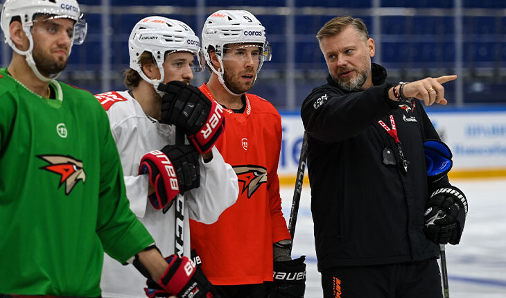 «В Омске обещали помочь с усилением – до сих пор ищут вратаря, защитника». Рябыкин – об отставке, Хартли и новой работе