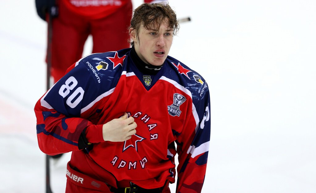 «В ЦСКА все общаются на равных». 18-летний Артём Барабоша − о двух сезонах в МХЛ и сборах с основной командой