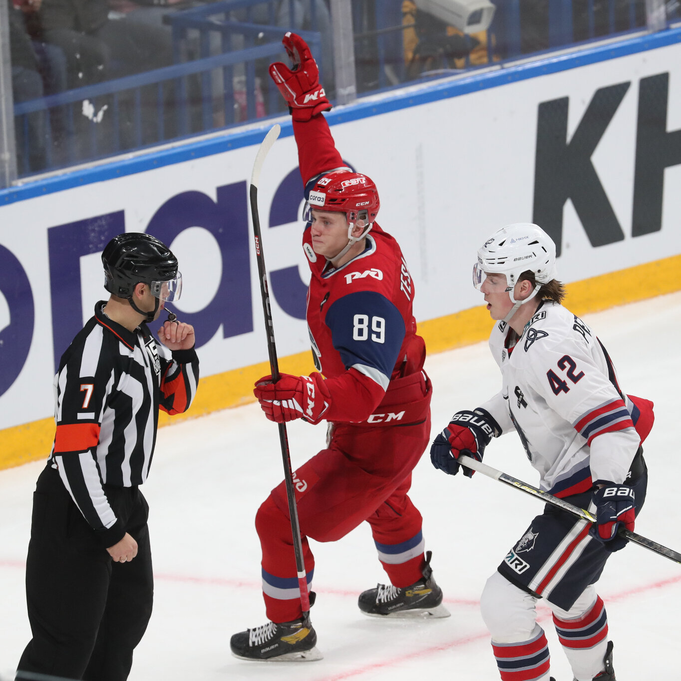 Победу «Локомотиву» над «Нефтехимиком» принес 21-летний Тесанов. В МХЛ нападающий забивал шедевры и выигрывал драки