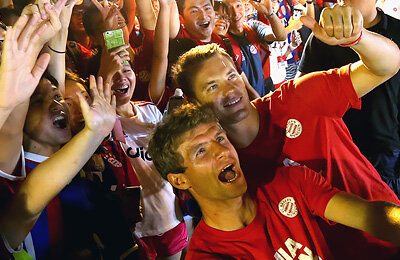 Томас Мюллер, бундеслига Германия, Ули Хенесс, Бавария, Сборная Китая по футболу, бизнес и маркетинг, болельщики