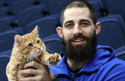 животные и спорт, Максим Джиошвили, КХЛ, Динамо Москва, Андрей Миронов, собаки, коты, Джордан Уил, Эрик О′Делл, Сергей Бойков, Иван Игумнов, Илья Коновалов, Владислав Ефремов, Константин Волков 1997, Кирилл Готовец, фото