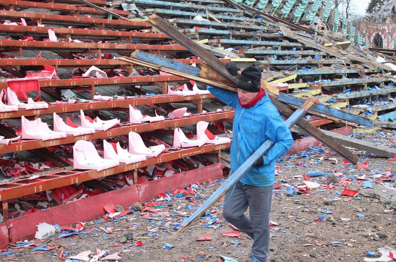 В Чернигове приводят в порядок стадион, который разрушили в марте. Теперь дети играют там в футбол