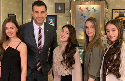 Иван Ургант, Первый канал, телевидение, Анна Щербакова, сборная России, женское катание, Алена Косторная, Камила Валиева, Майя Хромых