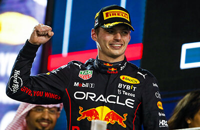 Фернандо Алонсо, Макс Ферстаппен, Макларен, Мерседес, Эстебан Окон, Ланс Стролл, Чжоу Гуаньюй, Юки Цунода, Альфа Таури, Карлос Сайнс, Даниэль Риккардо, Кевин Магнуссен, Льюис Хэмилтон, Астон Мартин, Ландо Норрис, Альпин, Джордж Расселл, Пьер Гасли, Хаас, Уильямс, Шарль Леклер, Серхио Перес, Гран-при Абу-Даби, Феррари, Формула-1, Ред Булл, Валттери Боттас, Заубер, Себастьян Феттель, Мик Шумахер, Николас Латифи, Александр Албон