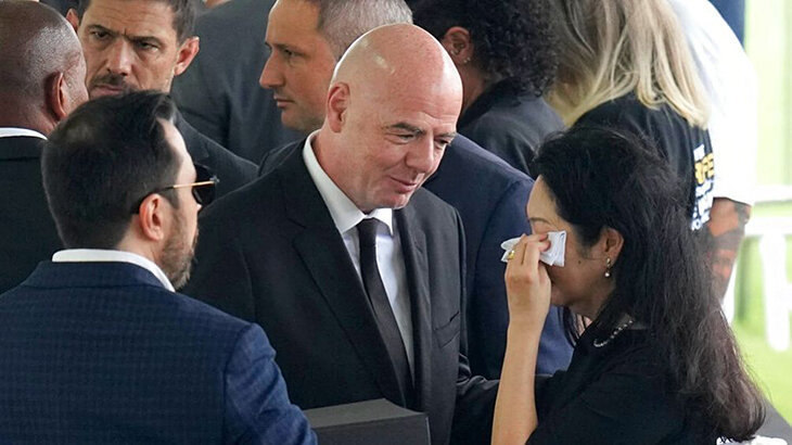 На Инфантино наехали за селфи и улыбки на похоронах Пеле. Он ответил, что это была помощь