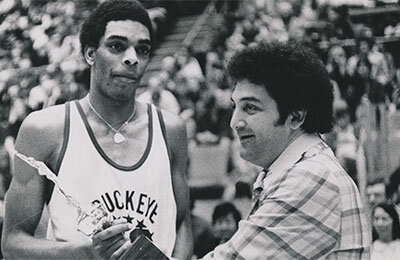 деньги, Майкл Джордан, НБА, Сонни Ваккаро, любительский баскетбол, Nike, кроссовки, бизнес