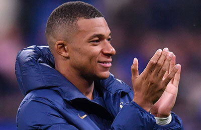 Мохамед Салах, деньги, Килиан Мбаппе, Лионель Месси, Криштиану Роналду, Неймар, Эрлинг Холанд, Кевин де Брюйне, Эден Азар, Роберт Левандовски, Андрес Иньеста