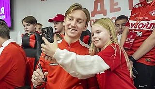 «Я бы хотел сыграть на Марсе». Маркиньос, Умяров и другие игроки «Спартака» дали интервью детям