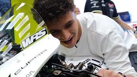 «Моему безбашенному отморозку с Ибицы!» Норрис погонял с чемпионом MotoGP