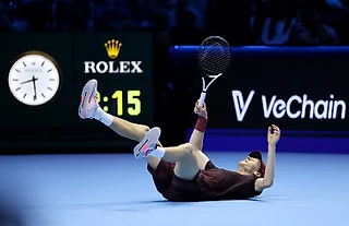 Синнер отомстил Алькарасу – и закончил сезон непобежденным