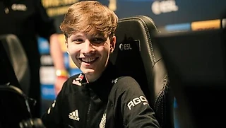 Настройки Монеси в CS 2: прицел, конфиг и параметры запуска