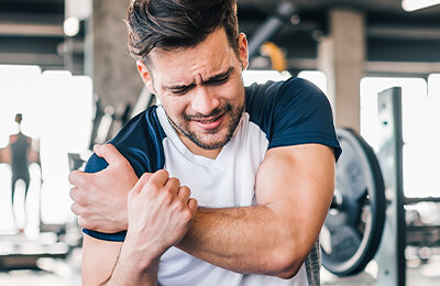 5 главных ошибок в спортзале, из-за которых можно серьезно травмировать плечо