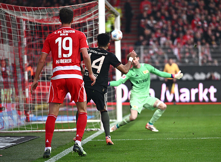 Серия «Баварии» из 16 побед закончилась: спасли 2:2 с «Унионом» на 93-й. Даже шедевр Диаса не помог