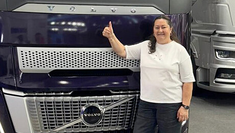 Вяльбе сфоткалась на фоне грузовика Volvo – Volvo в бешенстве, начали расследование