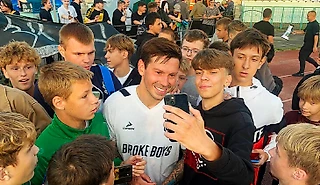«Такое ощущение, что Путин приехал – и все пришли встречать». Я был на матче Смолова за «Броуков»