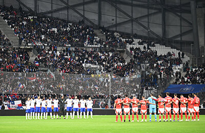 Фото дня. Минута молчания в память о жертвах теракта в «Крокусе» на матче Франция – Чили