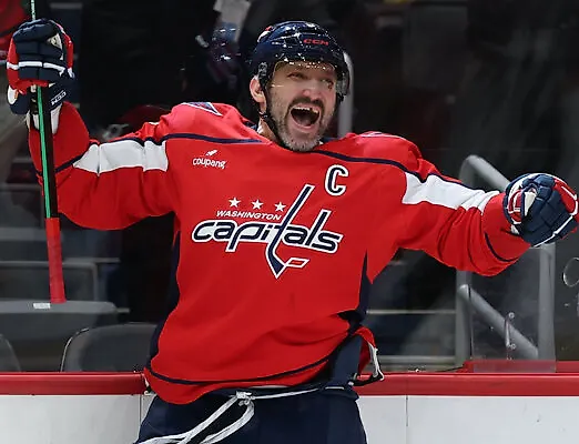 Есть 900-я! Овечкин забросил с разворота и с неудобной руки