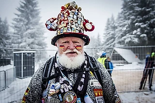Умер самый знаменитый фанат биатлона. Вы видели его шляпу со значками на каждой гонке