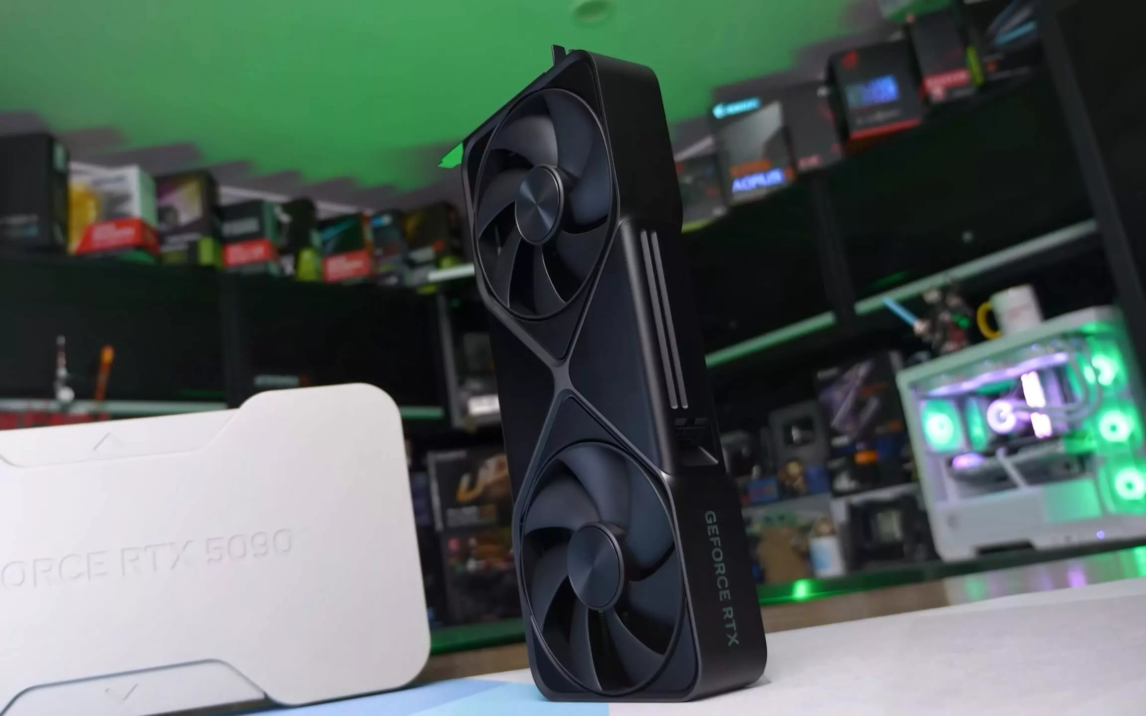 Так ли хороша GeForce RTX 5090? Флагманская видеокарта стоит дорого, но не впечатляет