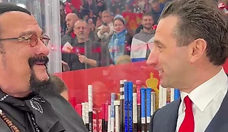 Стивен Сигал приехал на матч «России 25»! Ротенберг даже провел его в раздевалку