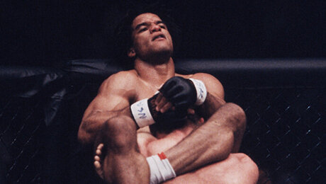 Бруталити из UFC: боец-легенда попался на удушающий, но поднял соперника и вырубил броском об канвас
