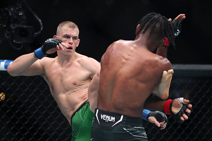 Абсурд на UFC 292: издевательства от наследника Конора, 30-24 на судейских записках и ни одного тейкдауна от Стерлинга