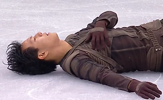 Новая мода у фигуристов – лежать на льду. Зачем?!