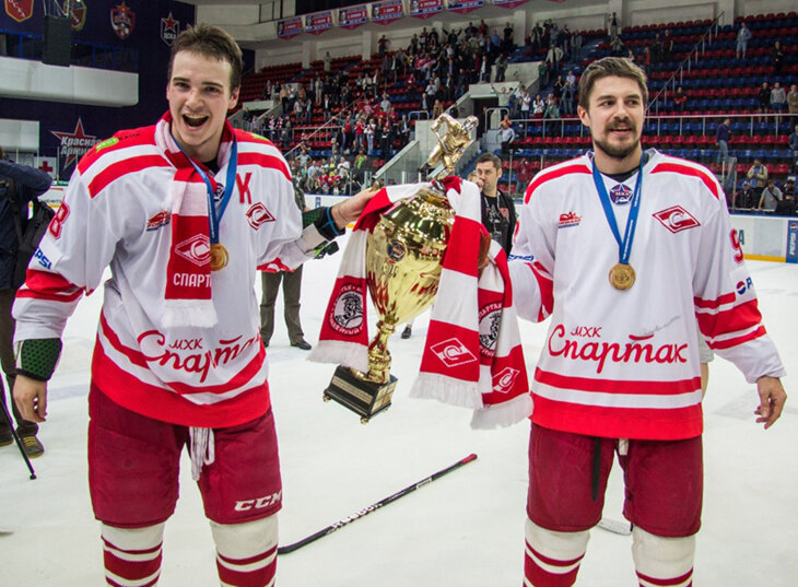 «Клуб загибается без денег, а мы идем к кубку и ощущаем себя будто в КХЛ». Как Батрак становился чемпионом МХЛ