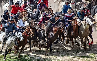 Сотни мужчин на лошадях отбирают друг у друга тушу козла – это очень важный спорт Средней Азии
