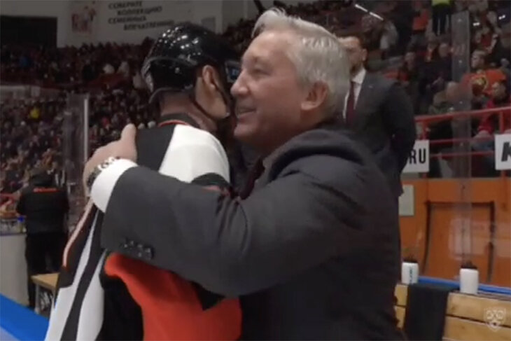 Самое доброе видео дня: тренер «Авангарда» и судья помирились. А вот команды чуть не устроили массовую драку до матча