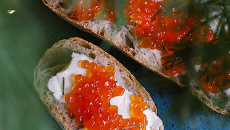 Почему красная икра – символ Нового года и как легко отличить хорошую от подделки?