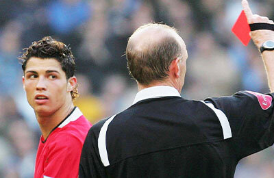 Все красные в карьере Криша: срывы, симуляции и удары соперников локтями