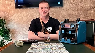 Меллстрой дарит квартиры тиктокерам за контент. Гении уже забили татуировками лицо