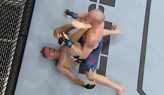 Пяткой в челюсть, лежа на спине – чумовой нокаут из UFC. Соперник моментально отключился