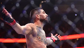 «Я положу тебе яйца на лоб!» Топурия эпично забрал еще один пояс UFC и чуть не устроил драку в октагоне