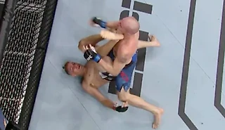 Пяткой в челюсть, лежа на спине – чумовой нокаут из UFC. Соперник моментально потерял сознание