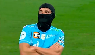 Мостовой в маске грабителя после гола. Высмеял попытку своего же похищения!