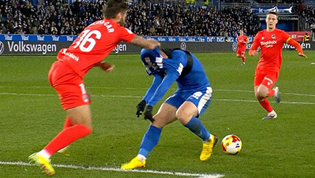 Игроку стянули майку и выключили свет. Это еще и проверяли на ВАР 😆